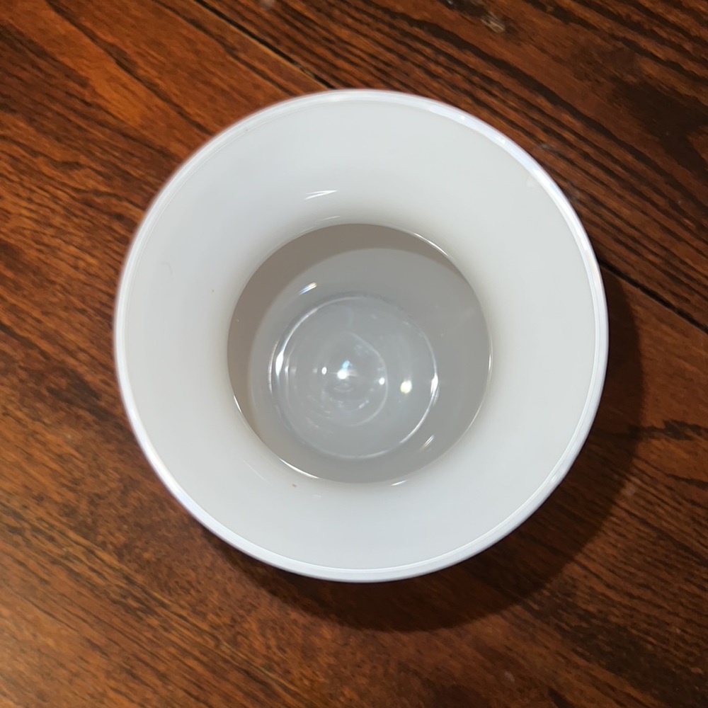 White vase - Picture 3 of 3